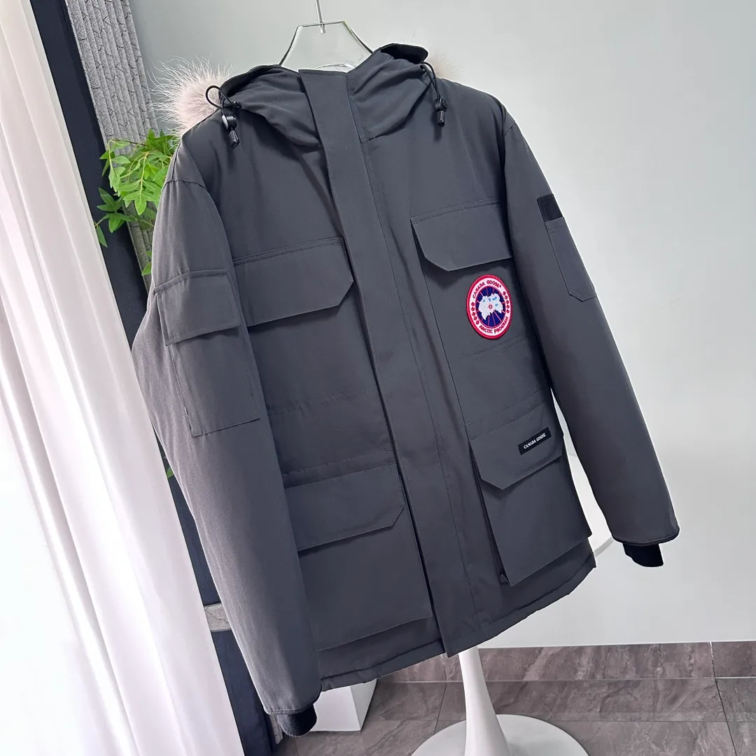 P700 CANADA GOOSE｜Canada Goose Expedition Parka｜Classic upgrade New 08 style Color: graphite gray, off-white, black, pink, navy blue, sky blue, Size: XS, S, M, L, XL, XXL, Product introduction Loose fit, multi-pocket design Larger size for free movement. 6 exterior pockets: 4 reversible front pockets, zippered side entry. There is a practical pocket on the left sleeve and a top pocket on the right sleeve. There is a drawstring on the inside of the waist and a logo patch on the back. The waist is designed with an inside drawstring, which can be adjusted to provide excellent warmth. Woven grab straps at upper back with “Expedition” logo patch • Hood with removable zipper trim, interchangeable hood trim for personalization and added protection (this jacket is not available with the classic hood trim) • Chin protection element has a tricot inner fabric for softness and comfort • Woven grab straps at upper back with “Expedition” logo patch • Internal drawstring at the waist, adjustable to provide excellent warmth •Snap-in rib knit cuffs for added comfort and optimal heat locking in •Stylish hanging inner straps allow the jacket to be carried over the shoulder, hands-free •Stowaway nylon stretch snow skirt for added protection •Two-way zipper covered fly with Velcro® snaps that unzips from the bottom for increased range of motion and breathability. A windproof fly is designed under the zipper for an extra layer of protection. • 6 exterior pockets: 4 two-way pockets on the front with top flap and Velcro® snaps, and zippered side entry. Utility pockets on left sleeve and right sleeve with top flap and velcro® snaps Internal pockets: 1 zipped pocket, 2 mesh drop-in pockets Embroidered Canada Goose logo